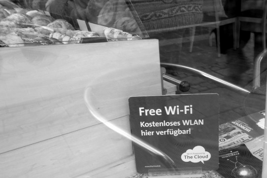 werbeschild für Internetzugang in einem Schaufenster einer Bäckereifiliale im Steintor-Viertel in Bremen