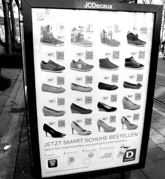 Plakat an vielen Stellen in Bremen, das es Menschen ermöglicht mit Hilfe eines gut ausgestatteten Mobiltelefons Schuhe zu bestellen