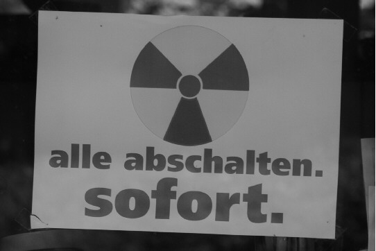 Anti-Atomkraft-Plakat in einem Fenster
