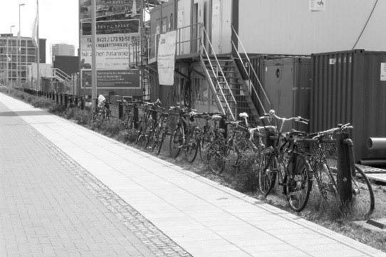 große Zahl an Fahrrädern an einem schon betagten Zaun in der Überseestadt in Bremen