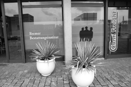Schaufensterfront eines Bestattungsinstituts in der Überseestadt  in Bremen