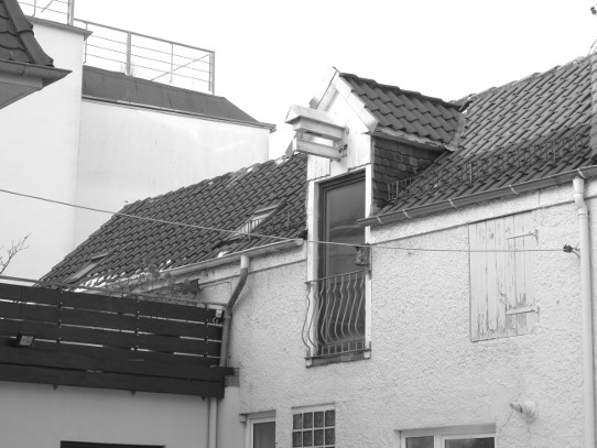 Bremen, Peterswerder: Die Giebelgaube eines alten Hauses mit Vorrichtung für einen Flaschenzug kontrastiert mit moderner Wohnbebauung