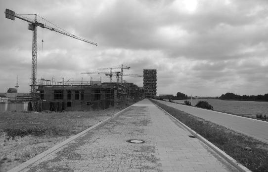 Juli 2013: Baukräne in der Überseestadt