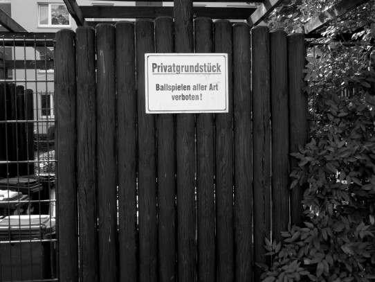 Schild 'Privatgrundstück/ Ballspielen aller Art verboten!'