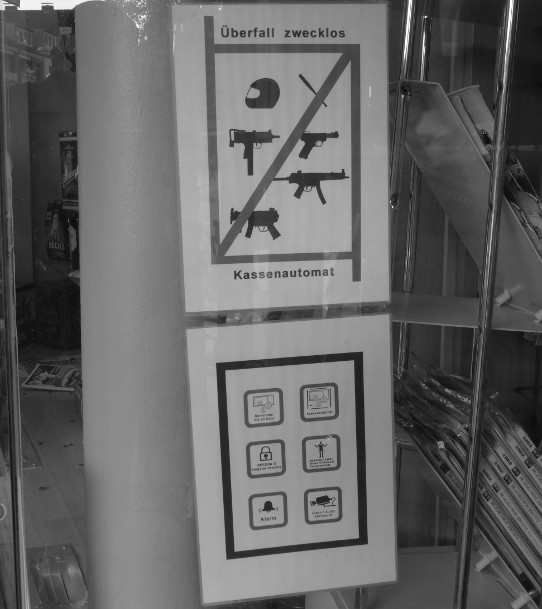 Schild 'Überfall zwecklos/Kassenautomat'