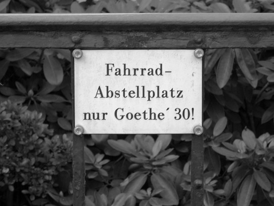 Schild 'Fahrrad-Abstellplatz nur Goethe´ 30'
