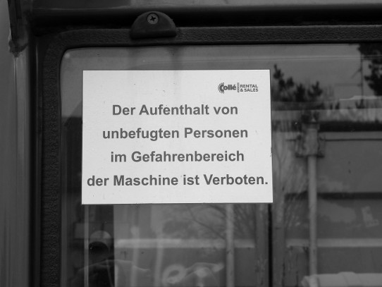Schild 'Der Aufenthalt von unbefugten Personen im Gefahrenbereich der Maschine ist Verboten.'