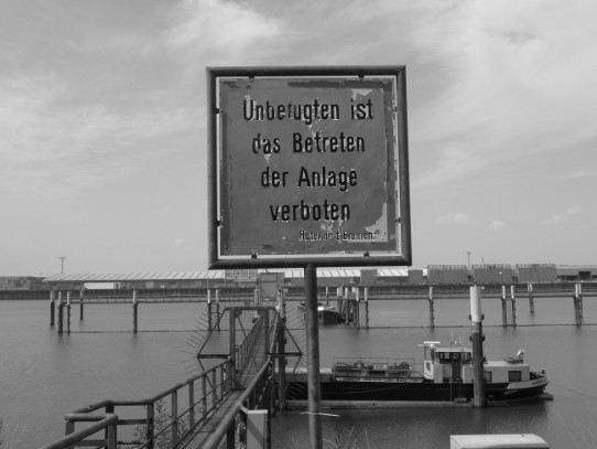 Schild 'Unbefugten ist das Betreten der Anlage verboten/ Hafenamt Bremen