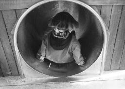 Perspektive eines Kindes auf auf die Tunnelrutsche auf dem Spielplatz in Klein Mexiko